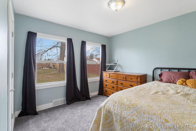 515 NW Ferndale Avenue NW, Walker, MI 49534