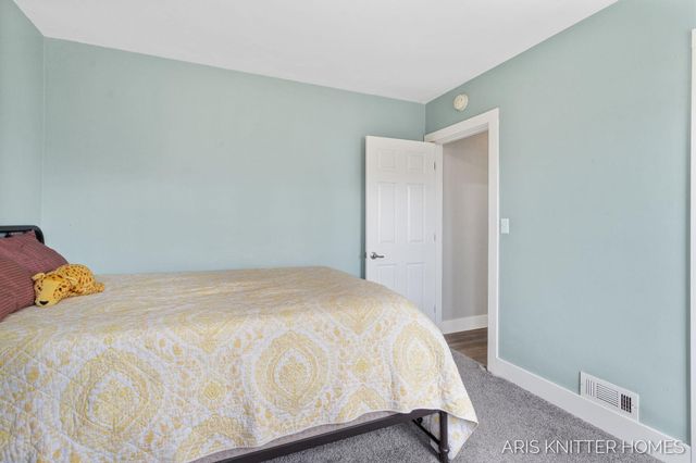 515 NW Ferndale Avenue NW, Walker, MI 49534