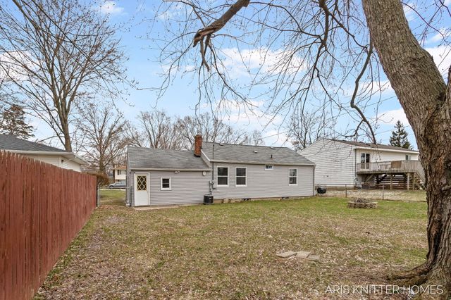 515 NW Ferndale Avenue NW, Walker, MI 49534