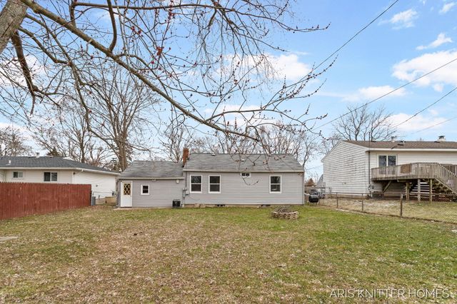 515 NW Ferndale Avenue NW, Walker, MI 49534