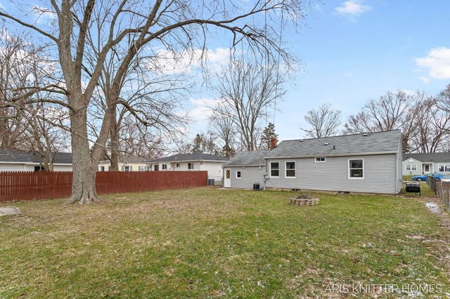 515 NW Ferndale Avenue NW, Walker, MI 49534