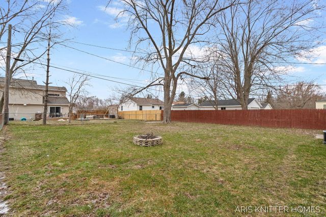 515 NW Ferndale Avenue NW, Walker, MI 49534