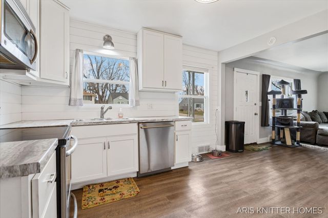 515 NW Ferndale Avenue NW, Walker, MI 49534