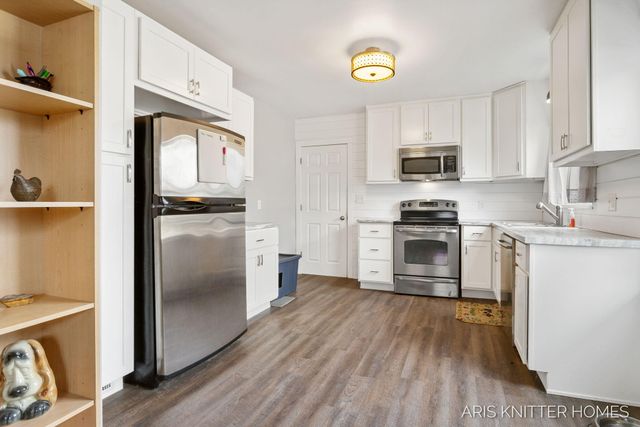 515 NW Ferndale Avenue NW, Walker, MI 49534