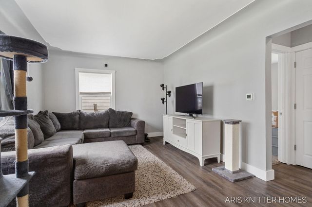 515 NW Ferndale Avenue NW, Walker, MI 49534