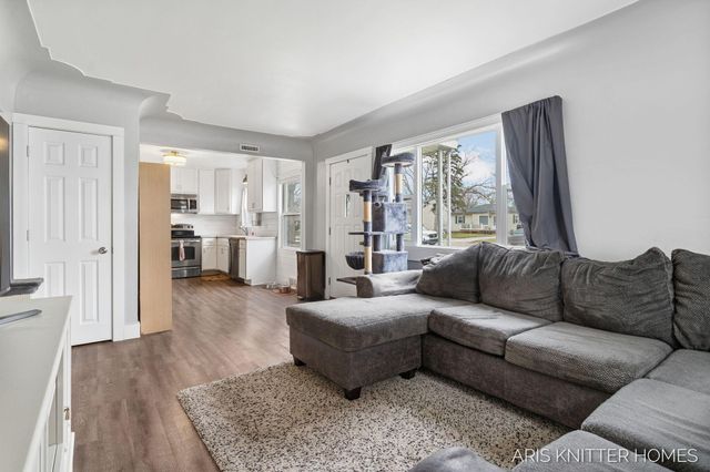 515 NW Ferndale Avenue NW, Walker, MI 49534