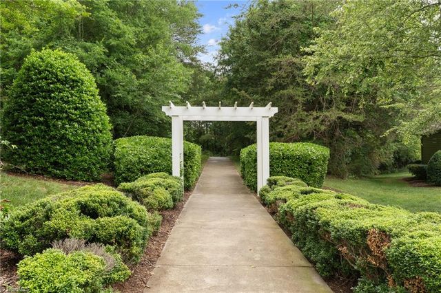 233 Brooks Landing Drive, Winston-salem, NC 27106