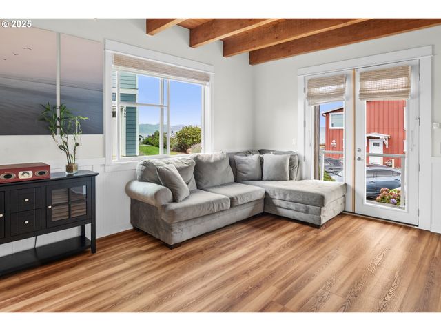 230 MARITIME Ln, Astoria, OR 97103