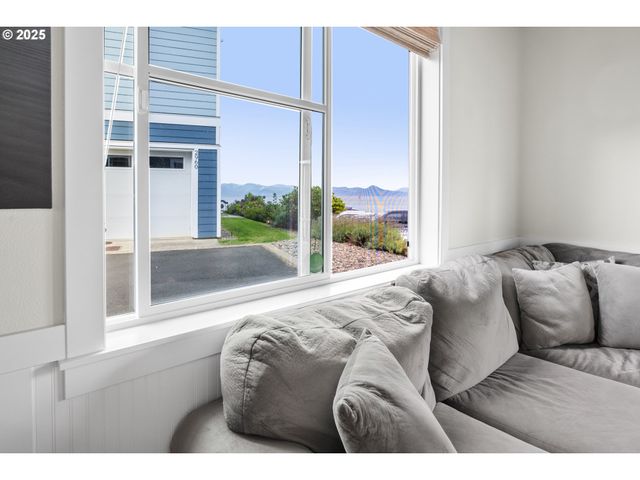 230 MARITIME Ln, Astoria, OR 97103