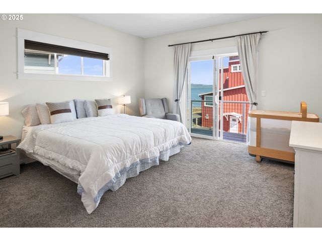 230 MARITIME Ln, Astoria, OR 97103