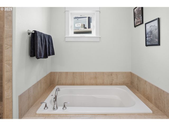 230 MARITIME Ln, Astoria, OR 97103