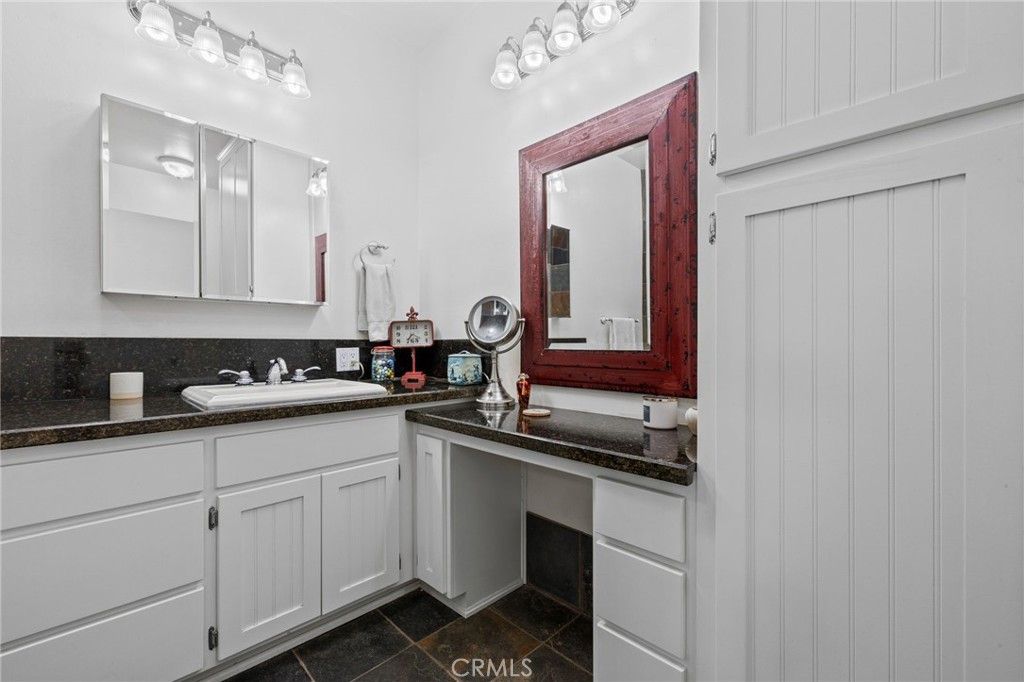 Image 15 of property listing at 28106 Highway 119, Taft, CA 93268