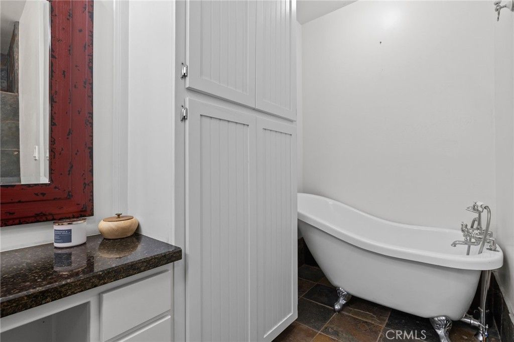 Image 17 of property listing at 28106 Highway 119, Taft, CA 93268