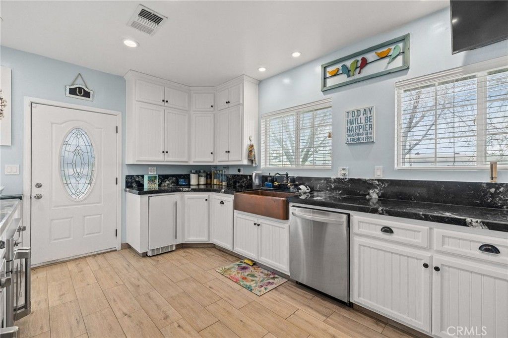 Image 5 of property listing at 28106 Highway 119, Taft, CA 93268