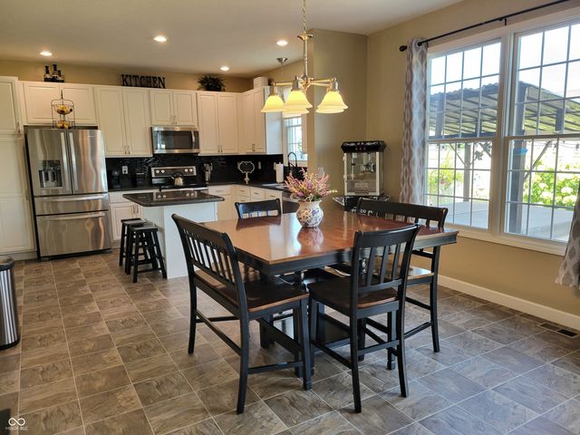 908 N Wild Pine Drive, Yorktown, IN 47396