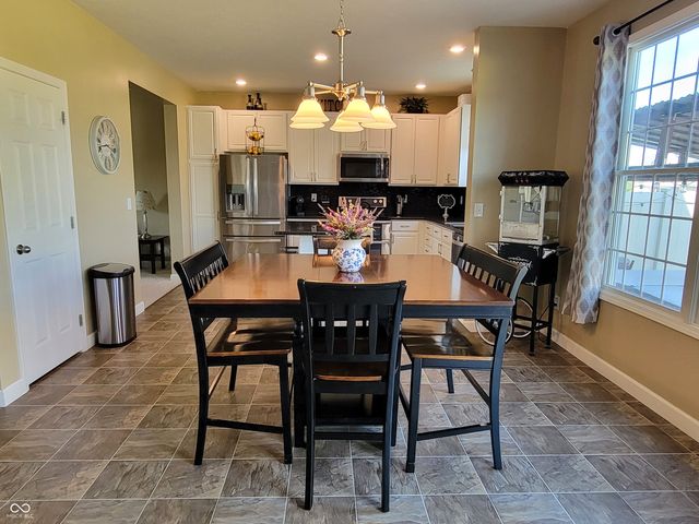 908 N Wild Pine Drive, Yorktown, IN 47396