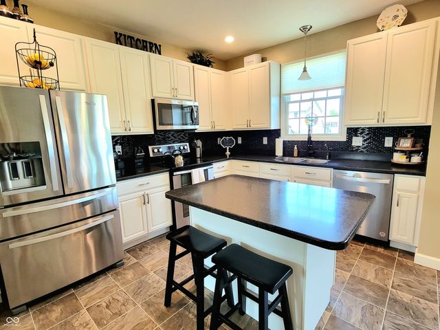 908 N Wild Pine Drive, Yorktown, IN 47396