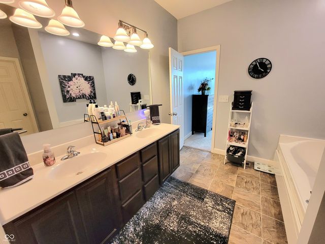 908 N Wild Pine Drive, Yorktown, IN 47396