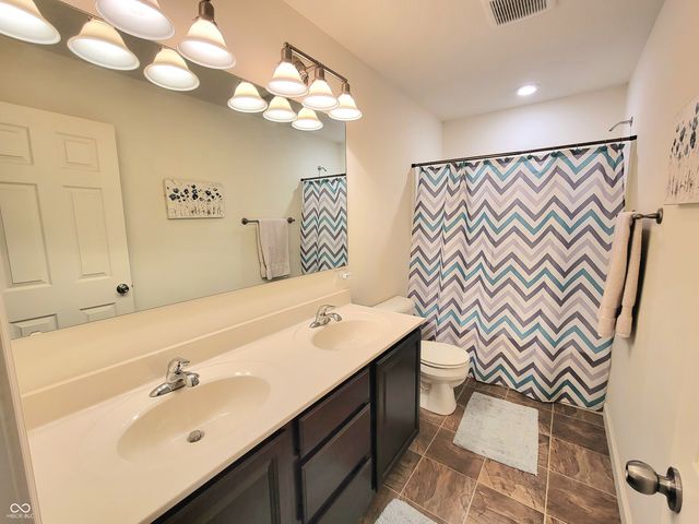 908 N Wild Pine Drive, Yorktown, IN 47396