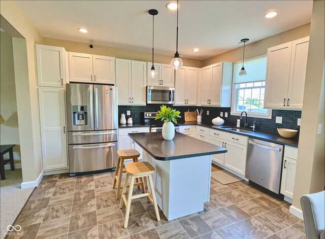 908 N Wild Pine Drive, Yorktown, IN 47396