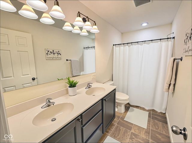 908 N Wild Pine Drive, Yorktown, IN 47396