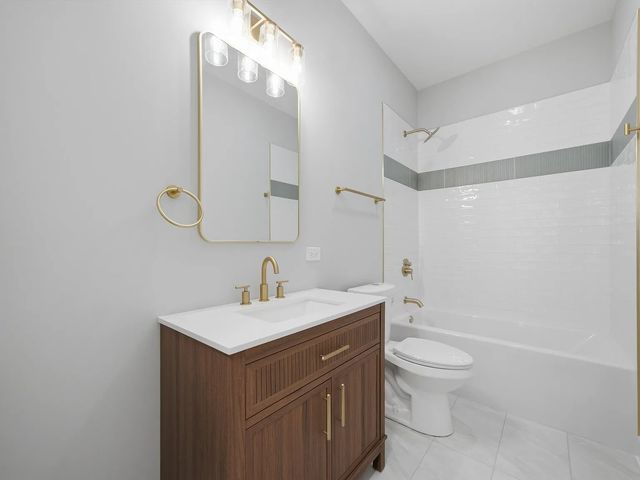 2442 W Wilson Avenue 3, Chicago, IL 60625