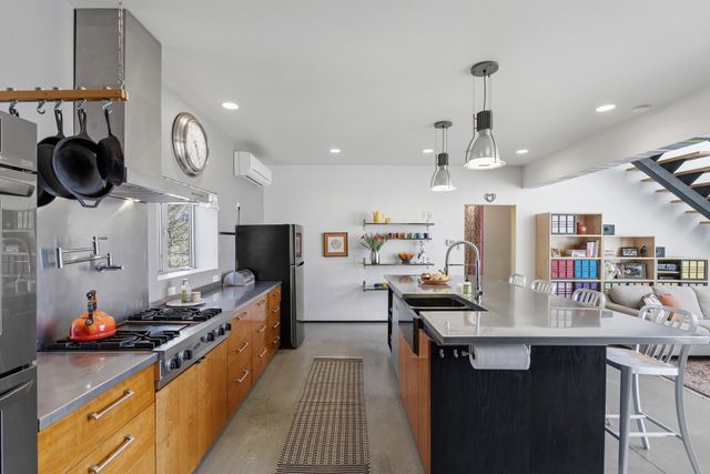 25 Camino Largo, Santa Fe, NM 87507