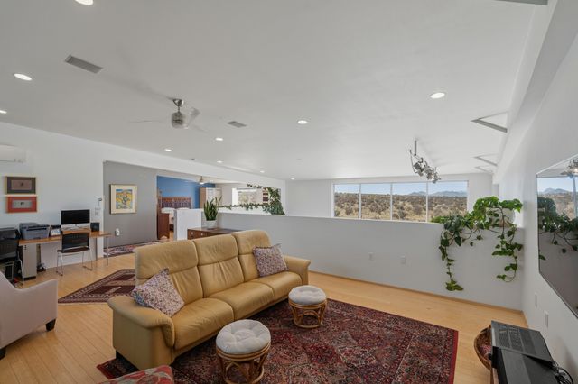 25 Camino Largo, Santa Fe, NM 87507