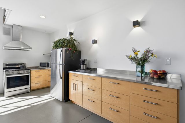 25 Camino Largo, Santa Fe, NM 87507