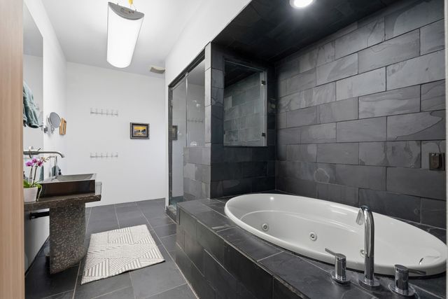 25 Camino Largo, Santa Fe, NM 87507