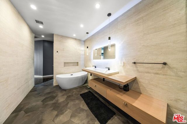 1100 Wilshire Boulevard 3208, Los Angeles, CA 90017