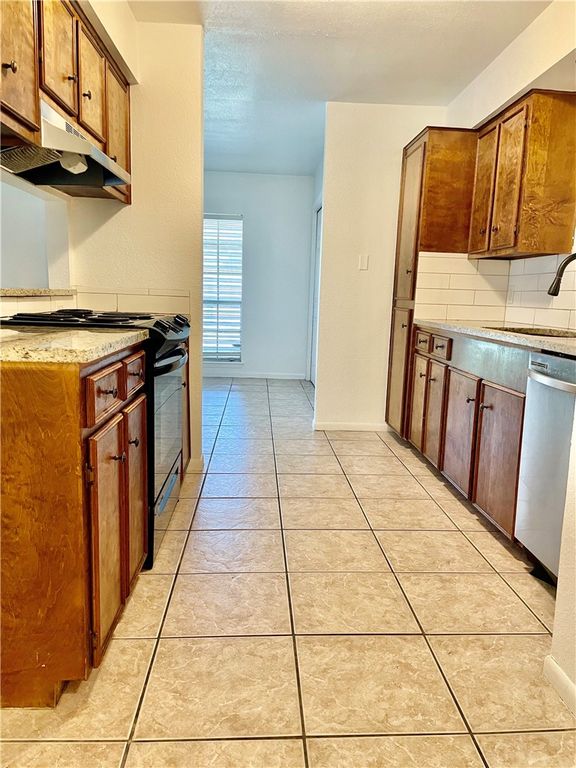 744 Alhambra Dr, Corpus Christi, TX 78418 — photo 3