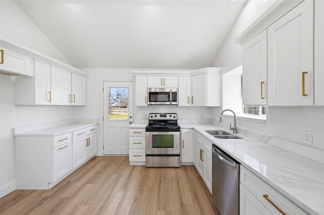 6301 Meadow Glen Drive, Arlington, TX 76018