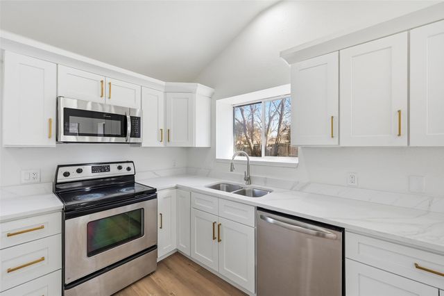 6301 Meadow Glen Drive, Arlington, TX 76018