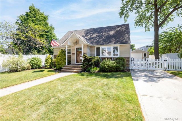 32 Yost Boulevard, Oceanside, NY 11572