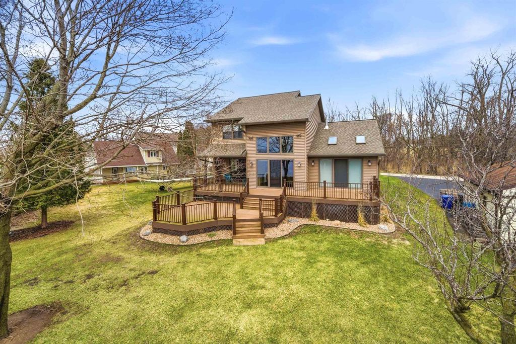 6097 E LYNGAAS ROAD, Winneconne, WI 54986