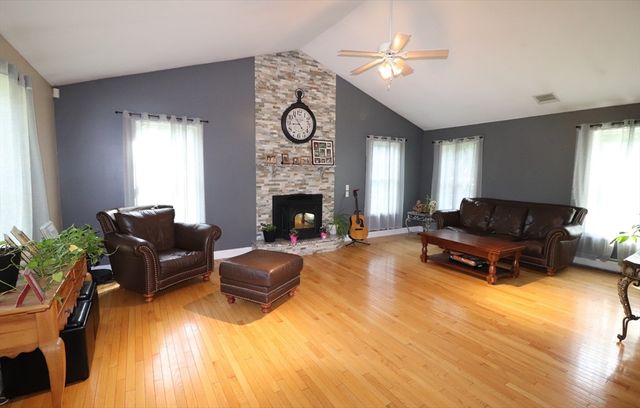2 Collins Ln, Dartmouth, MA 02747