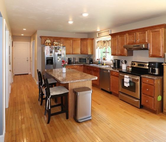 2 Collins Ln, Dartmouth, MA 02747