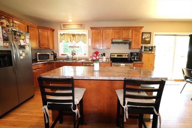 2 Collins Ln, Dartmouth, MA 02747