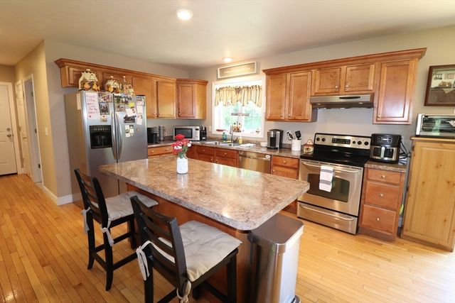 2 Collins Ln, Dartmouth, MA 02747