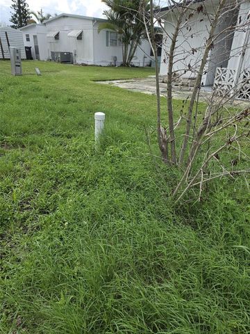 306 50TH AVENUE PLAZA E, Bradenton, FL 34203