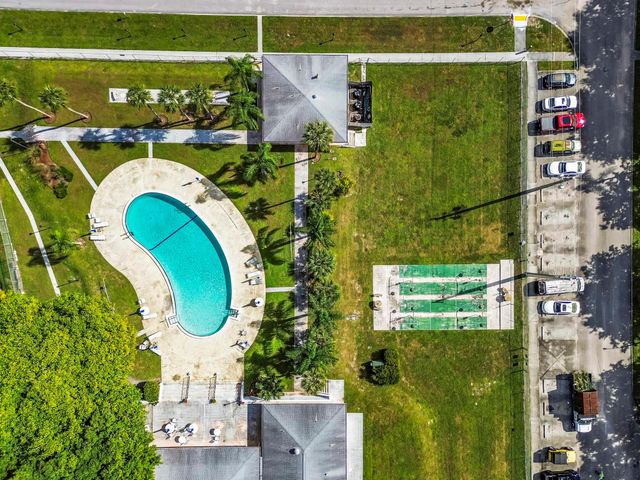 6 Greenway N 212, Royal Palm Beach, FL 33411