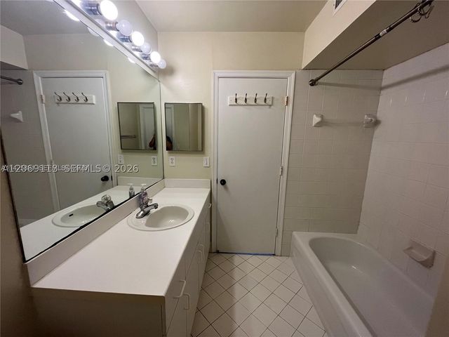 3905 San Simeon Ln, Weston, FL 33331