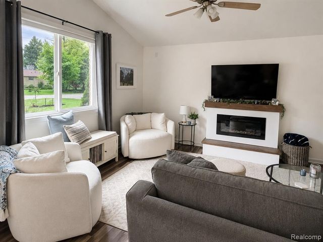 4097 Chenlot Lane, Waterford, MI 48328
