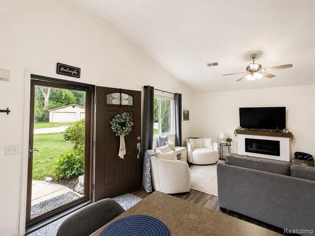 4097 Chenlot Lane, Waterford, MI 48328