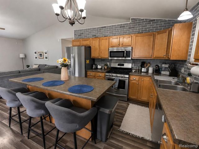 4097 Chenlot Lane, Waterford, MI 48328