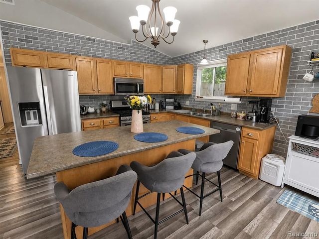 4097 Chenlot Lane, Waterford, MI 48328