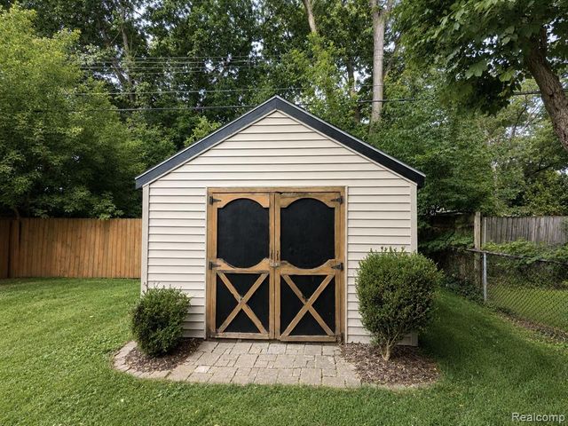 4097 Chenlot Lane, Waterford, MI 48328