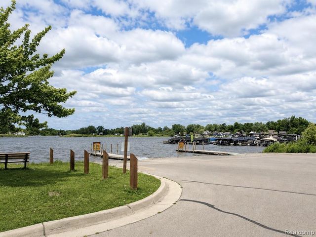 4097 Chenlot Lane, Waterford, MI 48328
