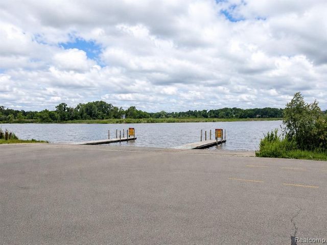 4097 Chenlot Lane, Waterford, MI 48328
